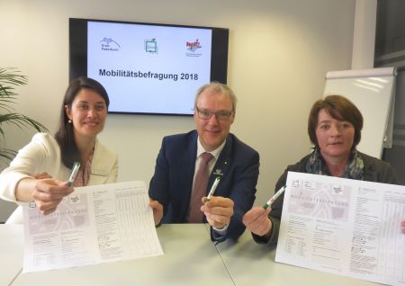 3 Personen mit Fragebogen und Kugelschreiber in der Hand